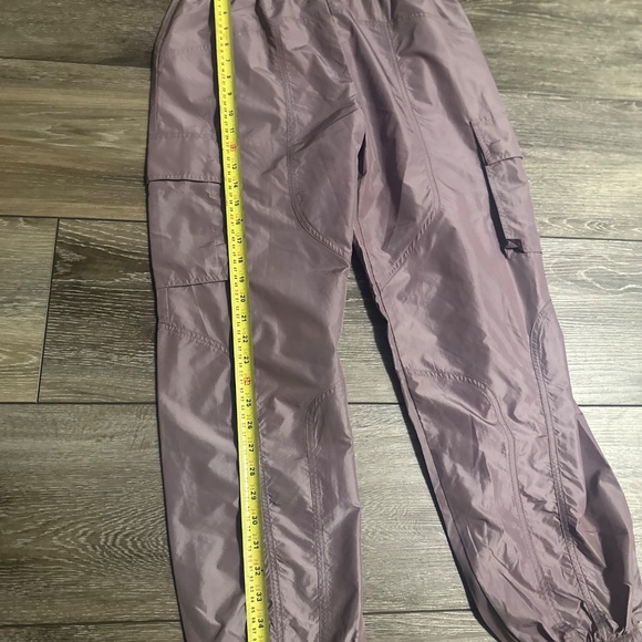 Fabletics Parachute Pant Size S  Lightweight Cargo Jogger Windbreaker Plum Shine - Picture 5 of 10